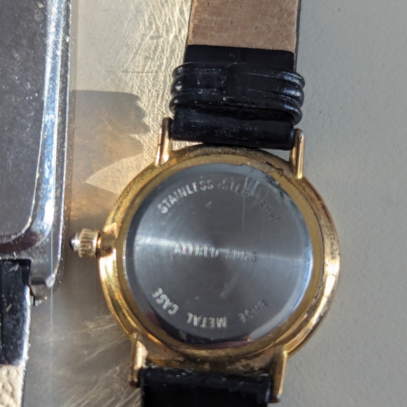 Lot of 3 Leather Watches Coldwater Creek, Helbros, Alfred Sung - Picture 6 of 11